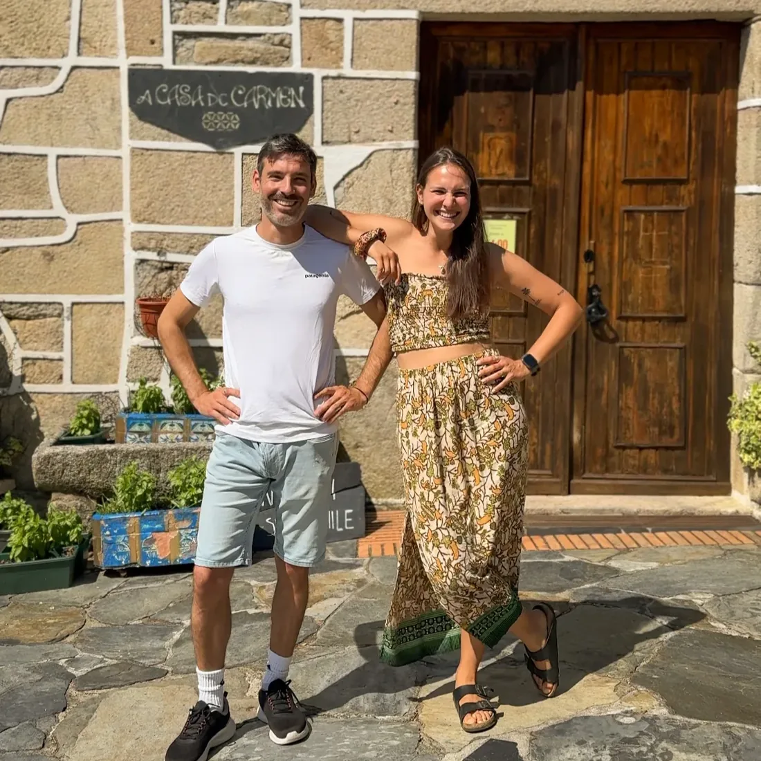 Giulia e Federico davanti alla porta di A Casa de Carmen