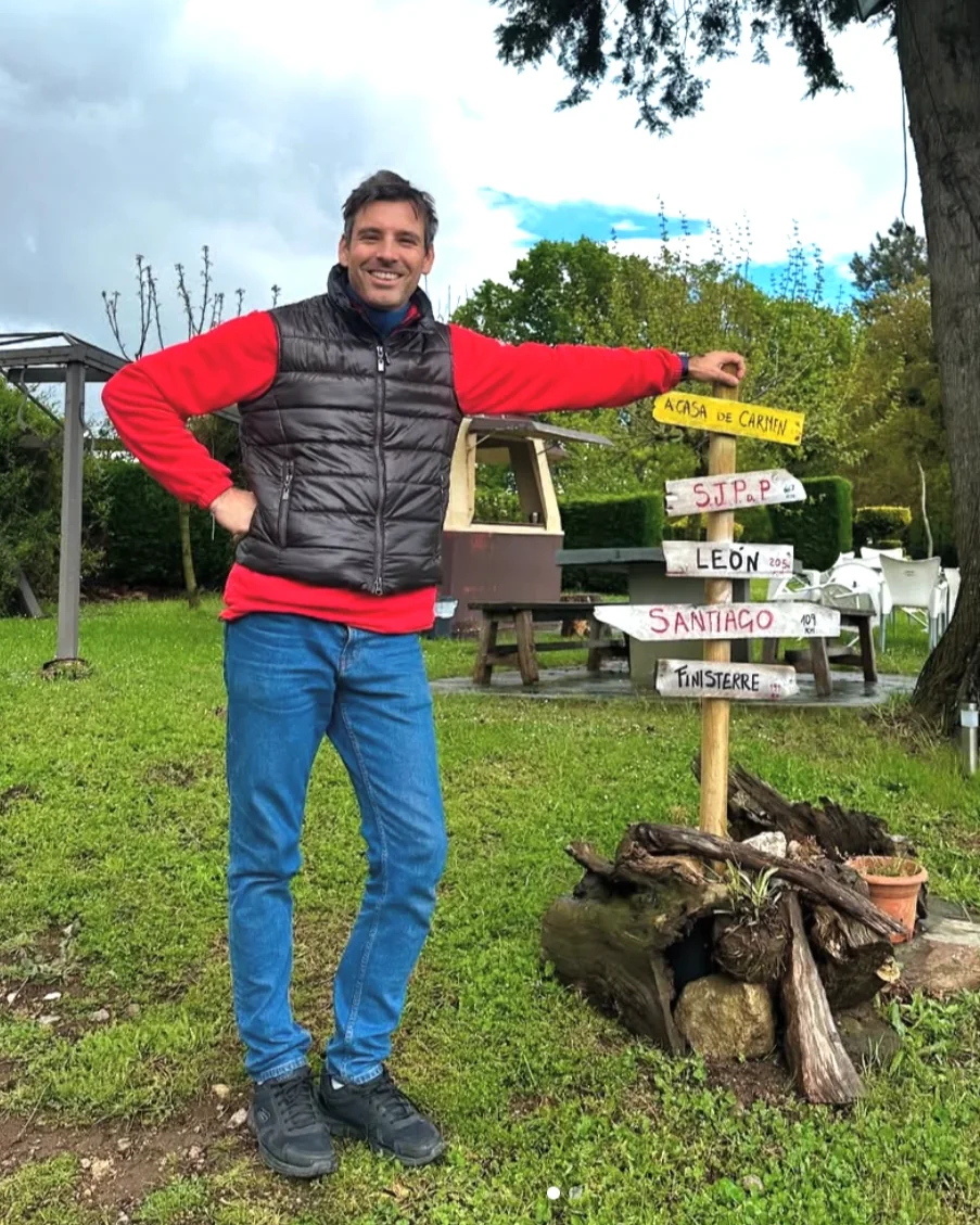 Federico accanto al cartello con le distanze verso Santiago