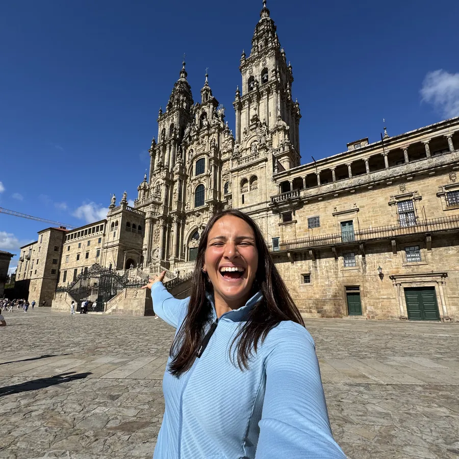 Giulia davanti alla cattedrale di Santiago de Compostela