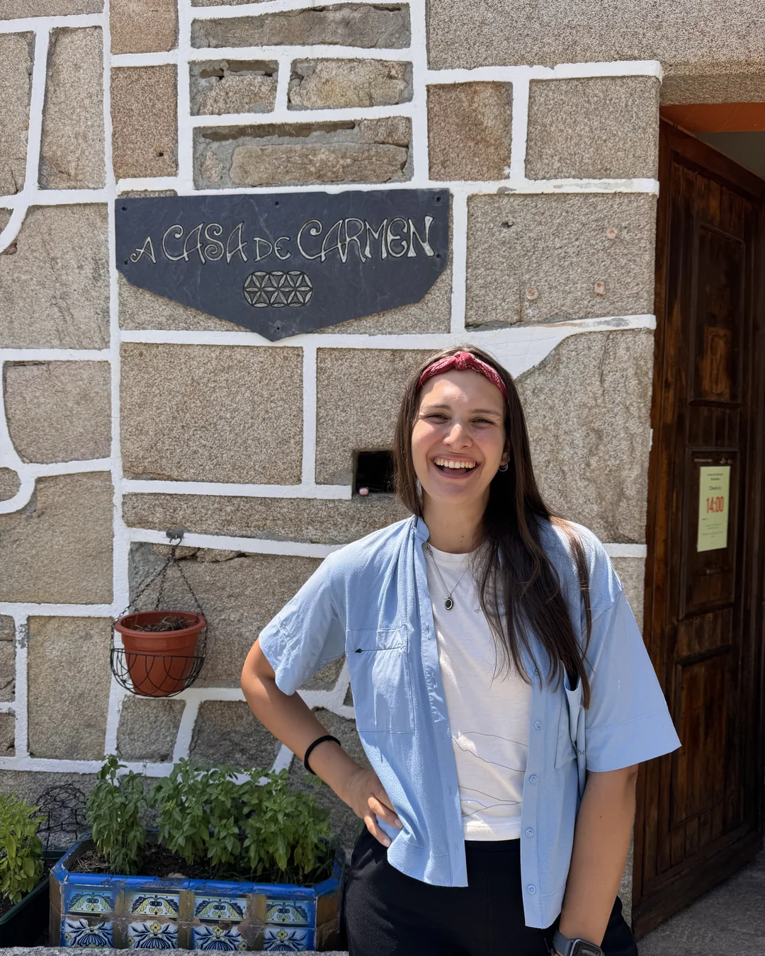 Giulia davanti all'insegna dell'albergue A Casa de Carmen