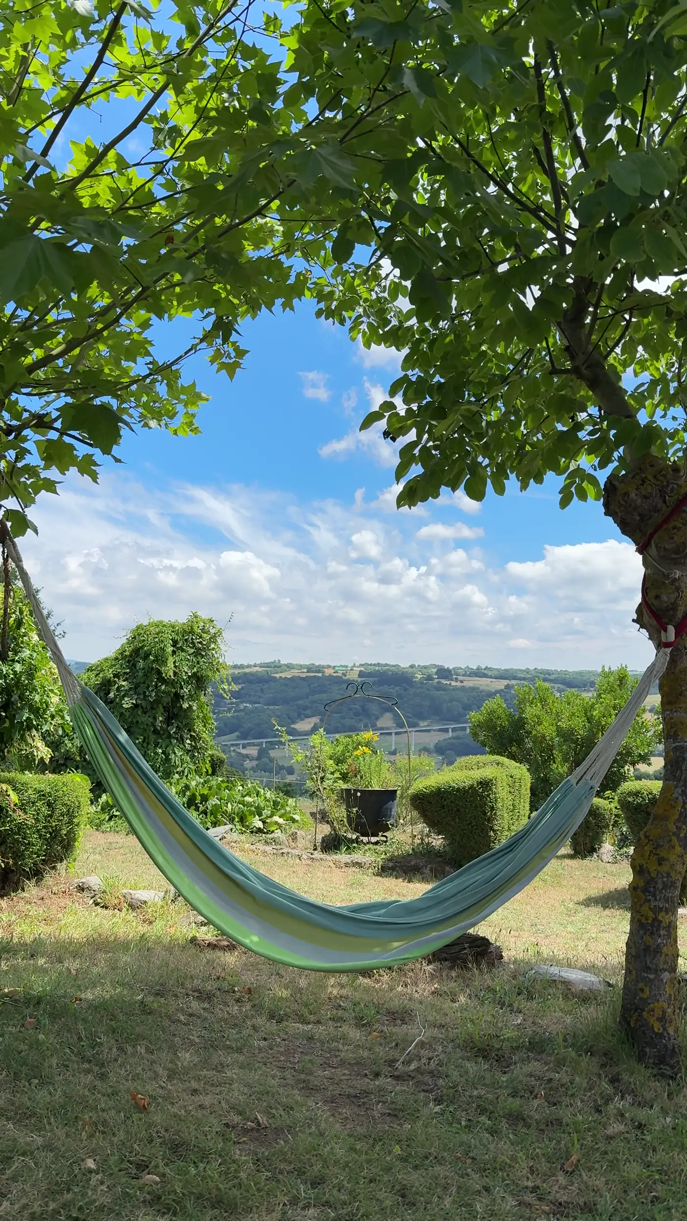 L'amaca nel giardino dell'albergue, con la valle sullo sfondo